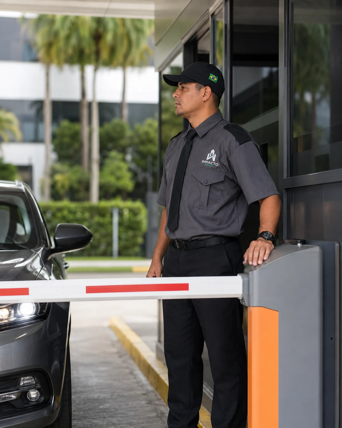 Profissional da Impacto atuando em cancela de estacionamento